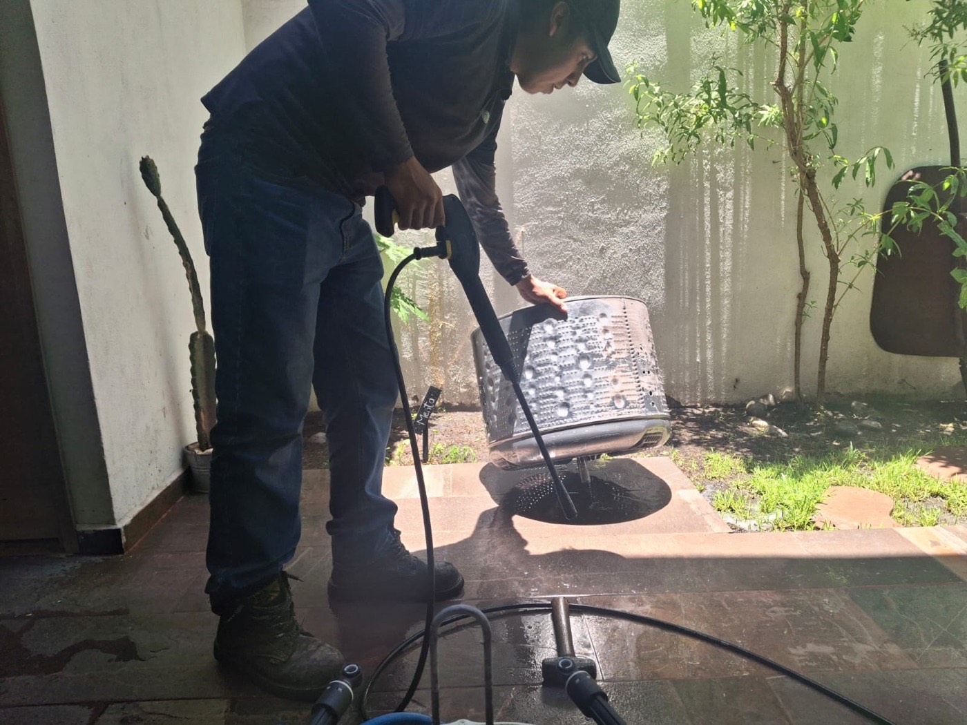 Lavado del tambor de una lavadora con hidrolavadora