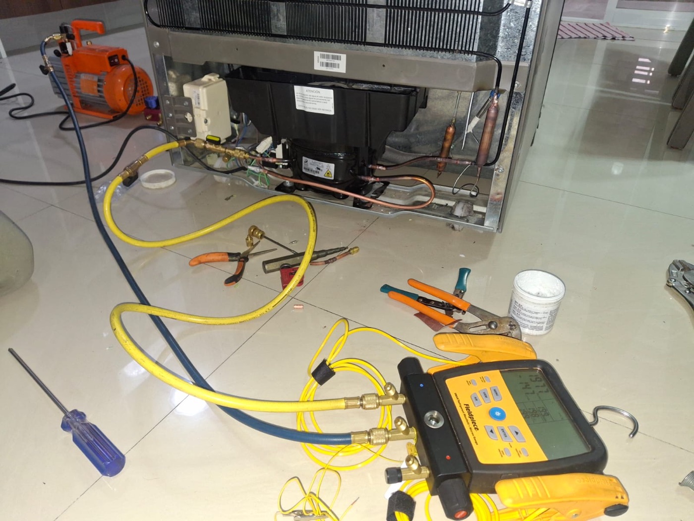 Carga de gas y revisión de presiones en refrigerador